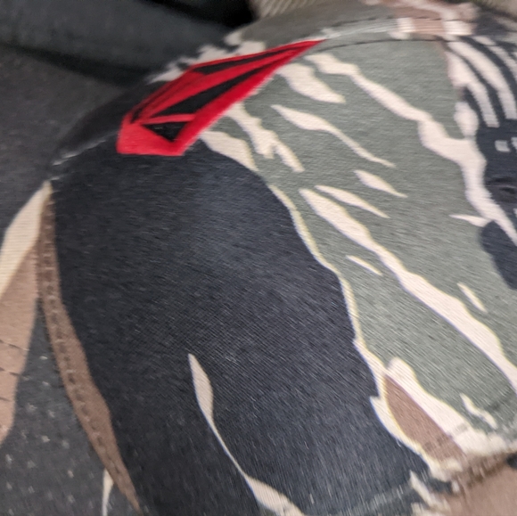 VOLCOM HAT CAMO AND RED - Picture 4 of 4